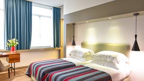 Minibar, coffre-forts dans les chambres, bureau, rideaux occultants