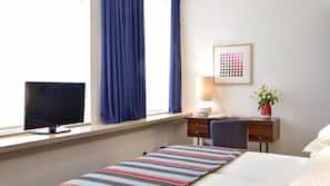 Minibar, coffre-forts dans les chambres, bureau, rideaux occultants