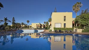 2 Außenpools, geöffnet von 10:00 Uhr bis 18:00 Uhr, Cabañas (kostenlos)