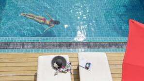 Piscine extérieure, parasols de plage, chaises longues