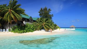 Plage, sable blanc, chaises longues, serviettes de plage
