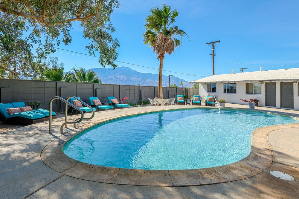 Outdoor pool, Nurturing Nest Mineral Hot Springs and Spa