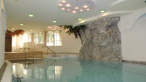 Innenpool, Pool mit Wasserfall