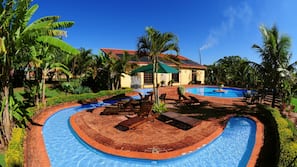 Innenpool, 5 Außenpools, Sonnenschirme, Liegestühle