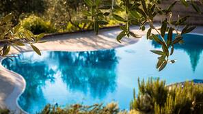 Piscina stagionale all'aperto, lettini
