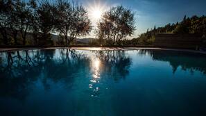 Piscina stagionale all'aperto, lettini