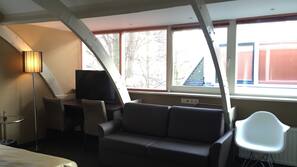 Zimmersafe, individuell eingerichtet, Schreibtisch