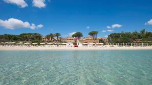 Playa privada, arena blanca, tumbonas y sombrillas