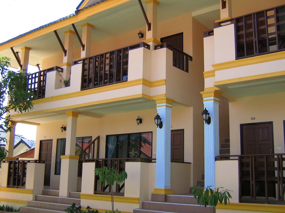 Black & White Bungalows in Haad Rin, Thailand