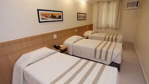 Frigobar, cofres nos quartos, escrivaninha, cortinas blackout