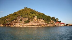 Trên bãi biển, ghế dài tắm nắng