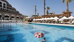 2 binnenzwembaden, 5 buitenzwembaden, parasols voor strand/zwembad