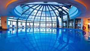 Innenpool, 5 Außenpools, Sonnenschirme, Liegestühle