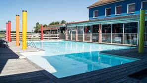 Una piscina al aire libre, sombrillas