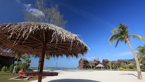 Private beach, white sand, beach volleyball, beach bar