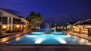 Outdoor pool, free cabanas, sun loungers