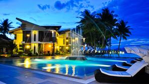 Outdoor pool, free cabanas, sun loungers