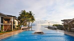 Outdoor pool, free pool cabanas, pool loungers