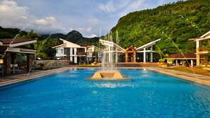 Outdoor pool, free cabanas, sun loungers