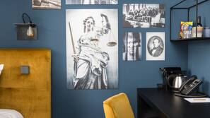 Een kluis op de kamer, een bureau, een strijkplank/strijkijzer
