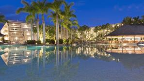 5 piscines extérieures, parasols de plage, chaises longues