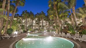 5 piscines extérieures, parasols de plage, chaises longues