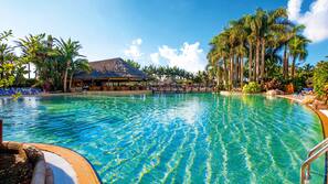 5 piscines extérieures, parasols de plage, chaises longues