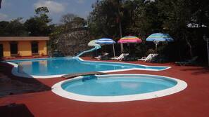 Una piscina al aire libre
