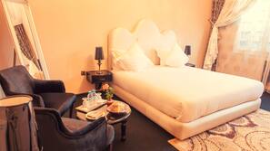 Minibar, in-room safe, free WiFi