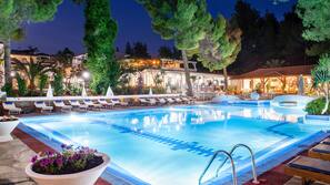 Piscine extérieure, parasols de plage, chaises longues
