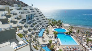 2 piscinas al aire libre, sombrillas, tumbonas