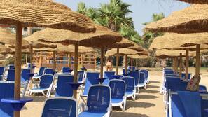 Spiaggia privata, ombrelloni, teli da spiaggia, pallavolo