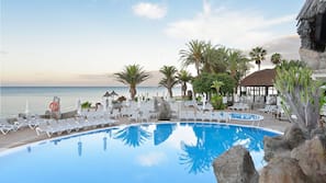 2 piscinas al aire libre, sombrillas, tumbonas
