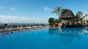 2 piscinas al aire libre, sombrillas, tumbonas