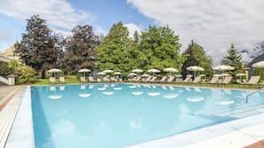 3 Innenpools, Außenpool (je nach Saison geöffnet), Sonnenschirme