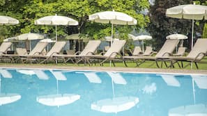 3 Innenpools, Außenpool (je nach Saison geöffnet), Sonnenschirme