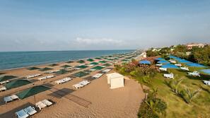 Privatstrand, Liegestühle, Sonnenschirme, Strandtücher