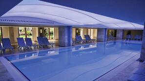 Innenpool, Sonnenschirme, Liegestühle