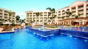 3 outdoor pools, free cabanas, pool umbrellas