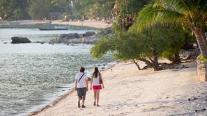 บนชายหาด