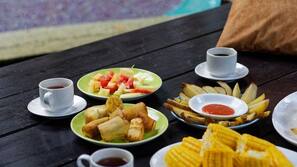 3 kolam renang indoor, dengan kursi berjemur