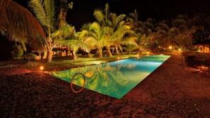 Piscine extérieure, chaises longues