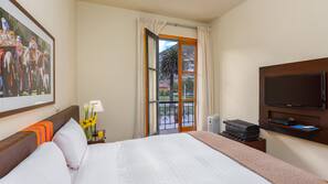 Premium bedding, desk, blackout drapes, free WiFi