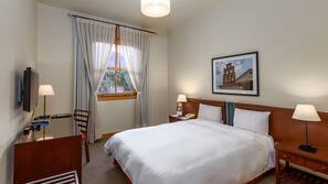 Premium bedding, desk, blackout drapes, free WiFi