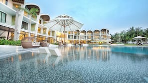 2 hồ bơi ngoài trời, dù/ô trên bãi biển/hồ bơi, ghế dài tắm nắng