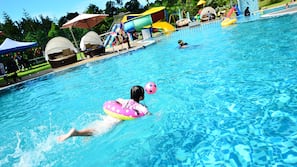 2 outdoor pools