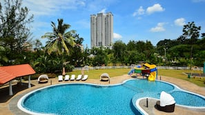 2 outdoor pools