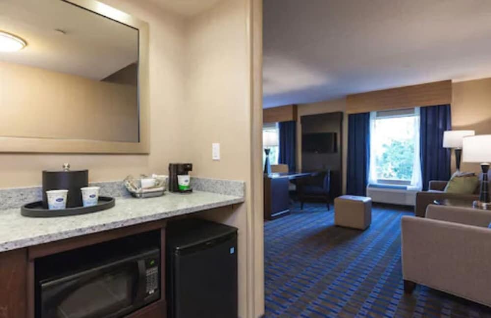 Hampton Inn & Suites Camp Springs/Andrews AFB AU153 Deals & Reviews