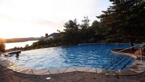 Piscine extérieure en saison