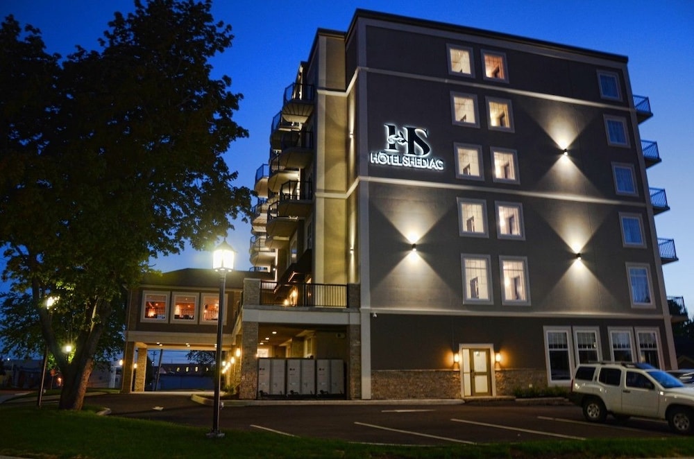 Front of property - evening/night, Hôtel Shediac